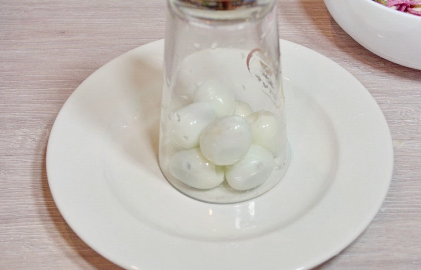 1. Этап. Салат Гнездо на Новый год 2025: Перепелиные яйца отварите до готовности и очистите их. Салат я решила оформить так: яйца поместите в стакан, установите стакан на середину тарелки.