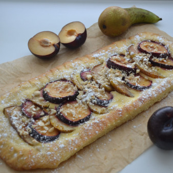 Пирог с грушами и сливами