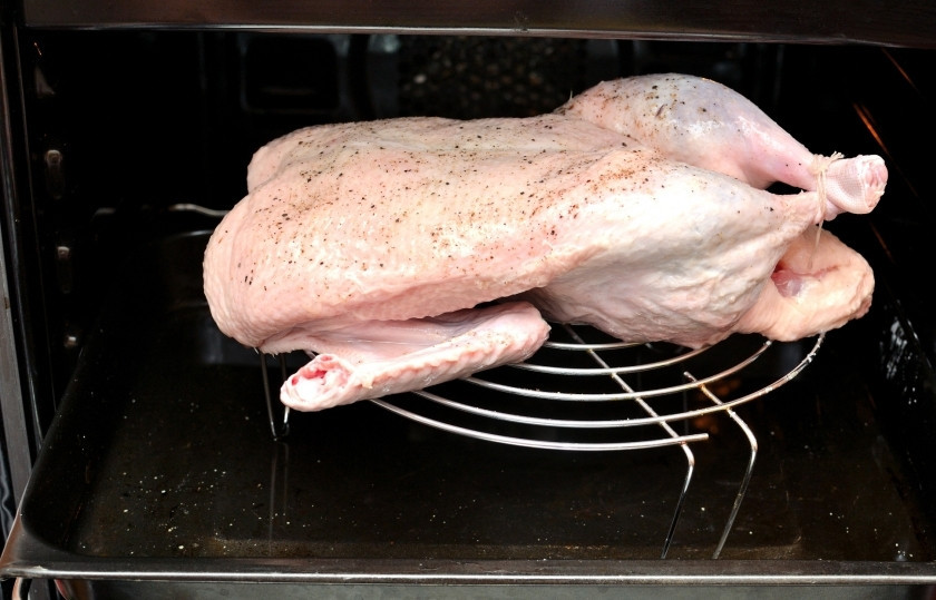 1. Этап. Утка, запеченная в духовке: Измажьте утку оливковым маслом, посолите и поперчите её. Завяжите лапки верёвкой. Выпекайте утку в разогретой на 200 градусов духовке. Приготовление утки в духовке занимает 3 часа. Обязательно каждые полчаса переворачивайте утку.