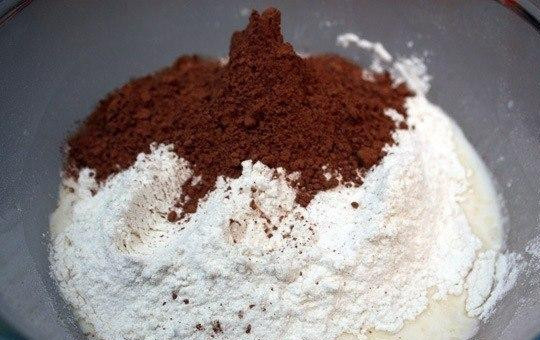 1. Этап. Шоколадные оладьи: В глубокой миске сначала смешиваем лимонный сок, яйцо, сахар. Далее добавляем другие ингредиенты - муку, соду, какао и кефир. Все смешиваем до однородной массы. Для этого лучше всего использовать блендер или миксер.