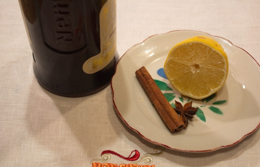 1. Этап. Глинтвейн с корицей: Подготовьте продукты. В кастрюльку кладем звездочку бадьяна, 1 палочку корицы, пару долек лимона.