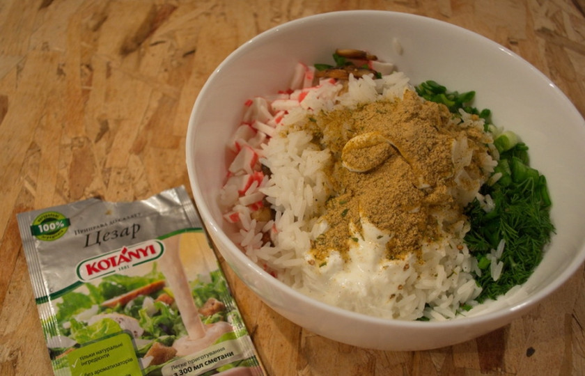 1. Этап. Диетический салат с крабовыми палочками: Заправьте салат сметаной с добавлением специй к соусу 