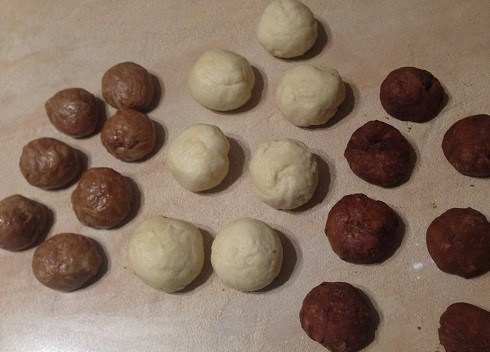 1. Этап. Леопардовый бриошь: 9. Делим каждый кусочек теста на 7 частей (всего получается 21 шарик теста).