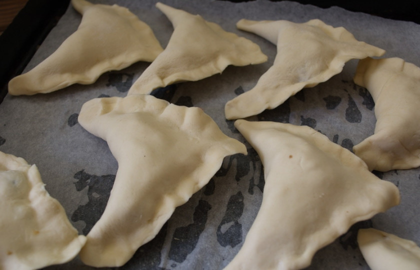 1. Этап. Пирожки с белыми грибами: Все сформированные пирожки укладываем на противень, застеленный бумагой для выпечки, и смазываем взбитым яйцом.