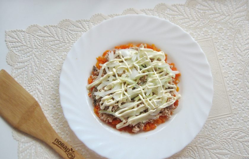 1. Этап. Салат с консервированной горбушей и грибами: Лук тоже смажьте майонезом.