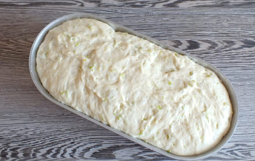 1. Этап. Хлеб с сельдереем: Когда тесто увеличится в объеме, поставьте форму в разогретую до 180 градусов духовку на 30-35 минут. Учитывайте особенности своей духовки.