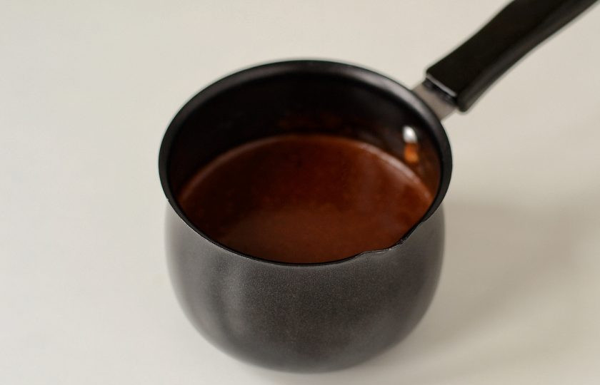 1. Этап. Кофейная панна котта: Добавьте кофе. Тщательно размешайте.