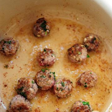 1. Этап. Итальянский суп с фрикадельками: В большую кастрюлю залить оливковое масло. Обжарить несколько фрикаделек до коричневой корочки. Повторить то же самое с остальными мясными шариками. Выложить на тарелку.