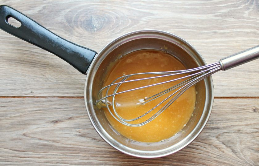 1. Этап. Топленое масло с медом Кувважитон: Все хорошо перемешайте венчиком до однородной массы. Перелейте кувважитон в чистую, сухую банку и подавайте.