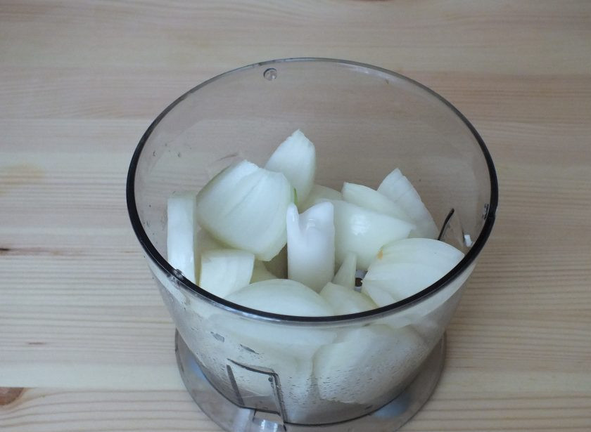 1. Этап. Манжо: Измельчите лук.