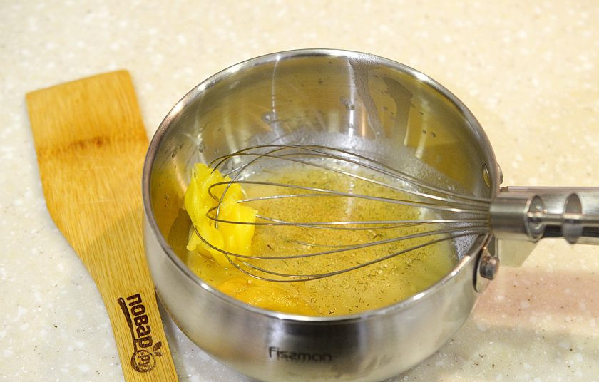 1. Этап. Свинина с медом и горчицей: 4. Добавьте мед, горчицу.