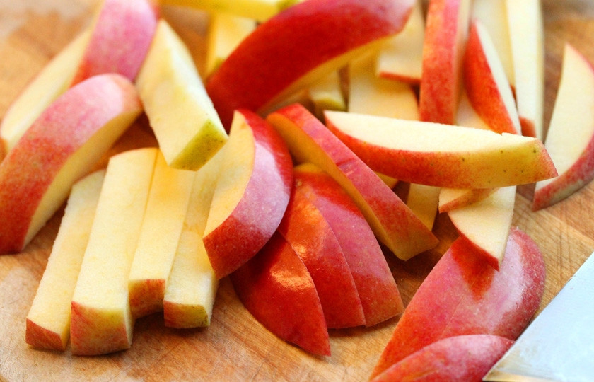 1. Этап. Салат из свежих яблок: Яблоко моем и нарезаем тоненькими брусочками (кожицу оставляем).