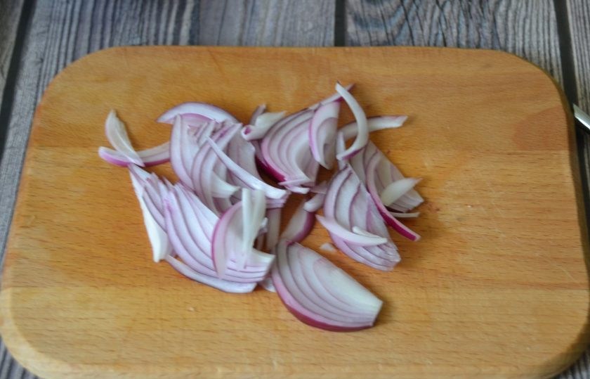 1. Этап. Салат с копченым сыром Косичка: Нарежьте 