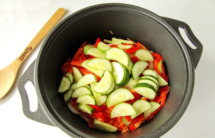 1. Этап. Салат Кубанский с капустой на зиму: Огурцы нарежьте полукружочками.