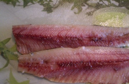 1. Этап. Селедка с луком: Отделяем филе от хребта и удаляем все кости, которые можем.