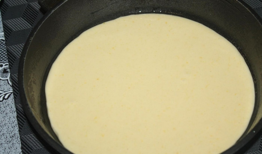 1. Этап. Торт Легко и быстро: 5. Форму смазываю растительным маслом. Большую часть теста выливаю в форму.