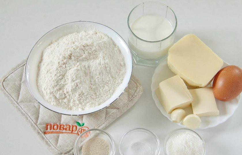 1. Этап. Чесночный хлеб с моцареллой: Подготовьте все ингредиенты.