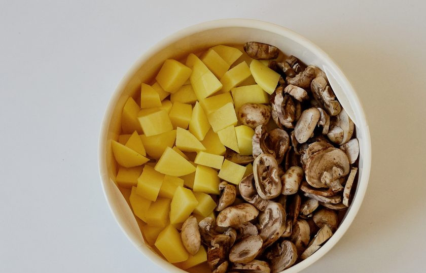 1. Этап. Постный киш: Картошку и грибы нарежьте крупными ломтиками, затем приготовьте на пару 5-10 минут. За пару минут до готовности добавьте крупно порубленный шпинат.