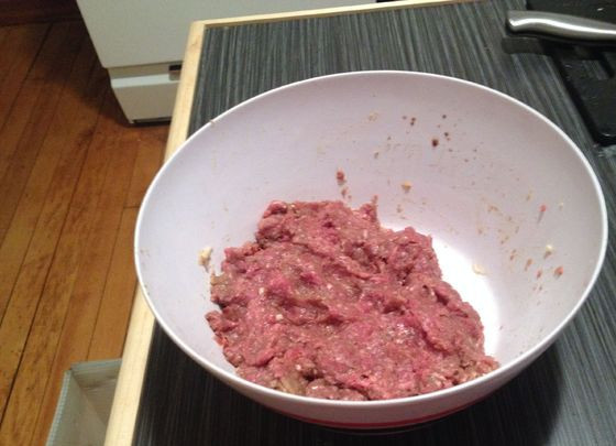 1. Этап. Котлеты по-британски: Хорошо смешайте фарш.