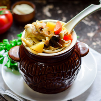 Жаркое в горшочках с курицей и грибами