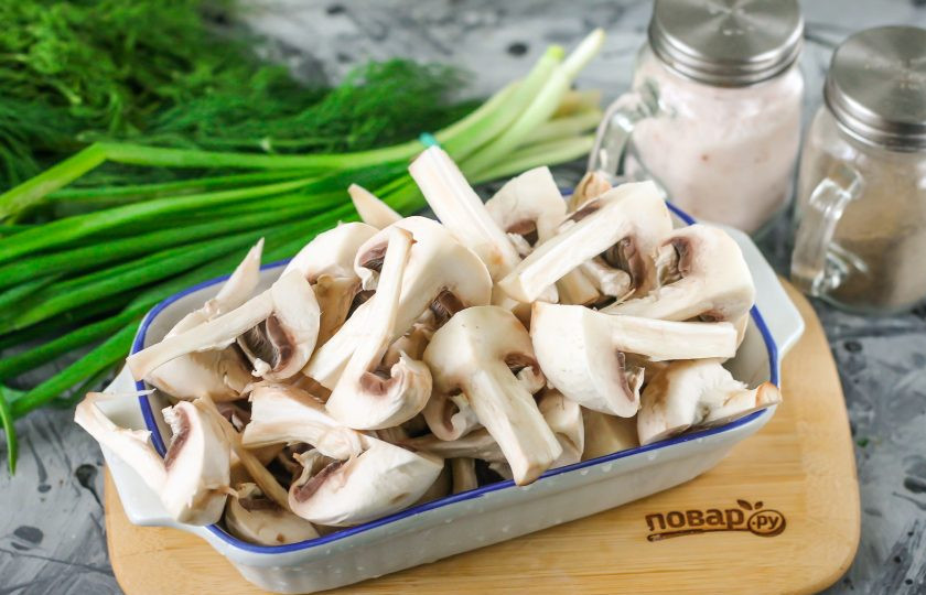 1. Этап. Шампиньоны диетические: Грибы промойте в воде, разрежьте на четыре части или на более мелкие части - по вашему вкусу.