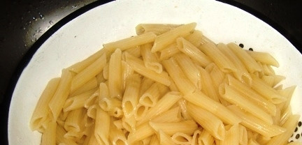 1. Этап. Макароны с сардельками: Поставьте на огонь воду в кастрюльке для макарон. Когда она закипит, бросьте туда макароны, добавьте соль и перемешайте. Варите пасту ровно столько, как указано на пачке производителем. В среднем, это занимает 5-10 минут. Лучше выбирать макароны из твердых сортов пшеницы, они намного полезнее. Готовую пасту откинуть на дуршлаг и промыть водой.