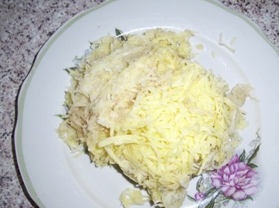 1. Этап. Котлеты из гречки: Пока наша крупа готовится, мы чистим картофель и терм его на мелкой терке.