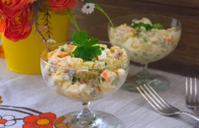 1. Этап. Салат Оливье классический рецепт: Заправленный салат нужно выложить в порционную посуду и подать к столу.