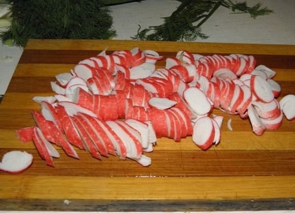 1. Этап. Фасолевый салат: Крабовые палочки вскрыть, нарезать достаточно тонко.