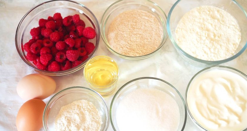 1. Этап. Малиновая «Зебра»: Подготовьте необходимые продукты. Малину для этого пирога можно использовать как в свежем, так и замороженном виде.