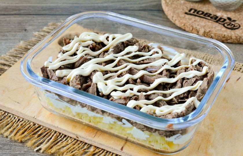 1. Этап. Салат Президент с мясом: Мясной слой полейте чесночным майонезом.