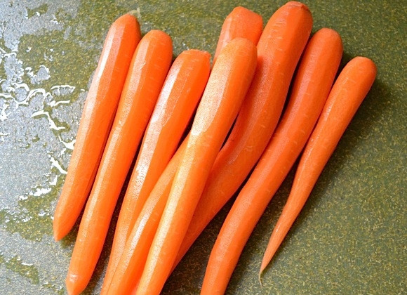 1. Этап. Карамелизированная морковь: 1. Очистите морковь и вымойте ее хорошенько.