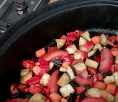 1. Этап. Бибимбап: Разогрейте духовку до 180 С. В ёмкость для запекания положите овощи, оливковое масло и соль. Перемешайте до полного покрытия маслом овощей. Запекайте в духовке 30 минут.