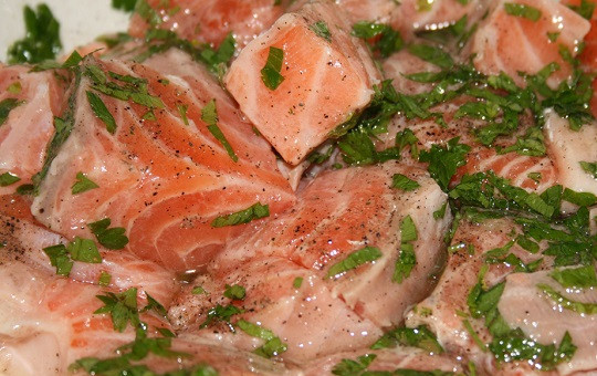 1. Этап. Красная рыба на гриле: 3. Аккуратно все перемешать и оставить в таком виде минимум на полчаса. За это время рыба как следует замаринуется и напитается ароматами. Деревянные палочки тем временем опустить в воду, чтобы они не горели во время приготовления.