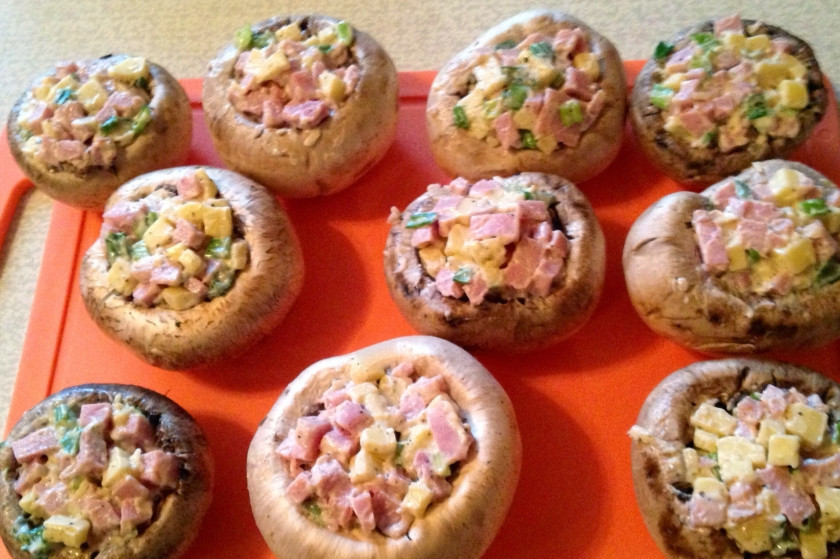 1. Этап. Грибы, фаршированные ветчиной и сыром: 2. Удаляем ножки у грибов, а шапочки наполняем полученной смесью.