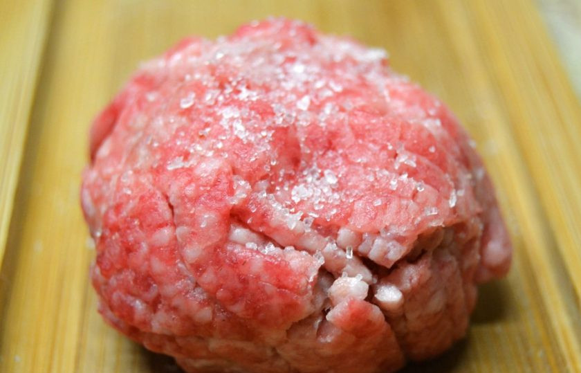 1. Этап. Фаршированные грибные шляпки: 2. К фаршу добавьте щепотку соли и перемешайте.