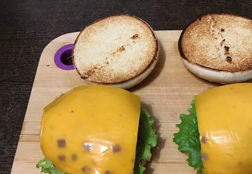 1. Этап. Чизбургер с карамелизированным луком: Корнишоны покрыть листьями салата, на них поместить котлету с сыром.