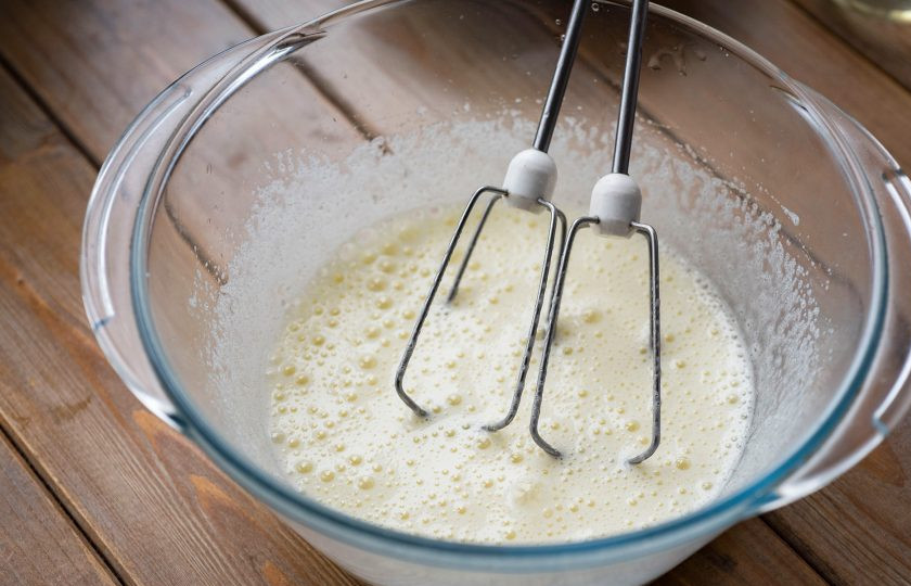 1. Этап. Тыквенно-овсяный пирог: Миксером взбивайте эти ингредиенты примерно 1 минуту.