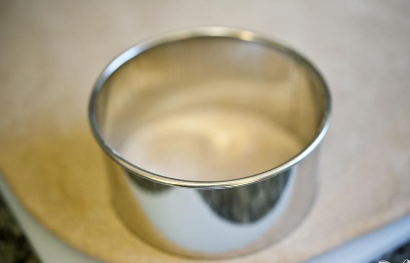 1. Этап. Английская домашняя булочка: Вырежьте кружки из теста с помощью формочки или какой-нибудь банки.