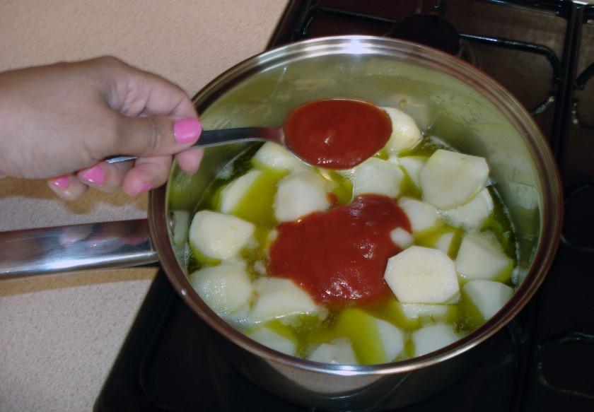 1. Этап. Мармитако: Теперь добавляем томатную пасту.