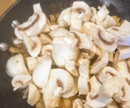 1. Этап. Грибы с чипотле и сельдереевым релишем: В сковороде на среднем огне разогрейте масло, добавьте лук и чеснок. Жарьте минут 5 до размягчения и золотистости лука. Затем добавьте копчёную паприку, перец красный жгучий, зиру и одну чайную ложку соли. Уменьшите огонь и продолжайте жарить одну минуту, постоянно помешивая. В конце добавьте грибы и продолжайте жарить 10 минут до размягчения грибов.