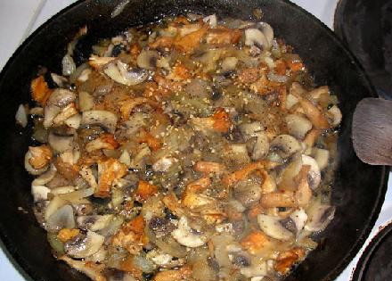 1. Этап. Сэндвич с грибами: Добавляем в грибы соль, перец и чеснок.