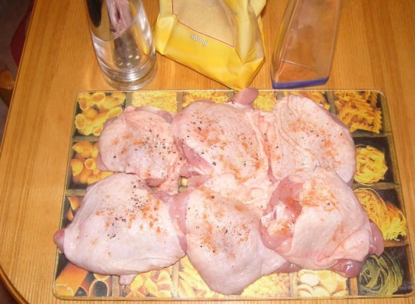 1. Этап. Куриные окорочка в соусе: 1. Окорочка промываем, просушиваем, натираем выбранными вами приправами, солью и перцем.