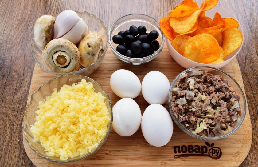 1. Этап. Салат Подсолнух: 1. Яйца отварите, остудите, очистите. Отварную куриную грудку нарежьте мелкими кусочками. Лук и шампиньоны помойте, очистите. Сыр натрите на мелкой терке.