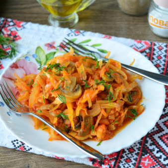 Диетическая тушеная капуста с грибами