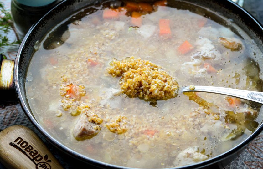 1. Этап. Ячневая каша с мясом: Влейте теплую воду, чуть посолите.