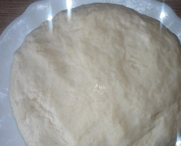 1. Этап. Пахлава индийская: Замесите тесто, использовав: газированную воду, муку, 1 ч.л. сахара и щепотку соли. Оставьте его отдохнуть на 10 минут.