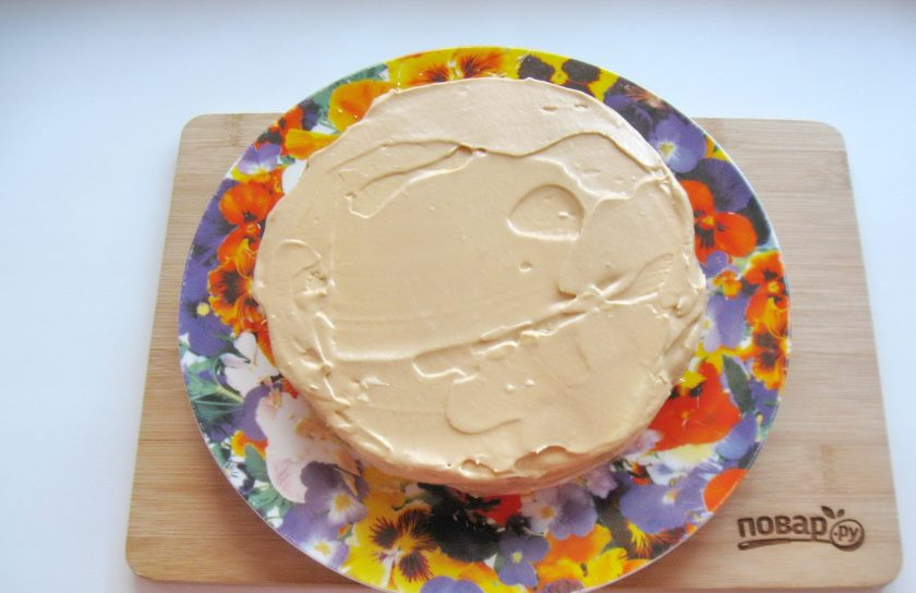 1. Этап. Меренговый торт: Накройте вторым коржом вверх дном. Смажьте кремом верх и бока торта.