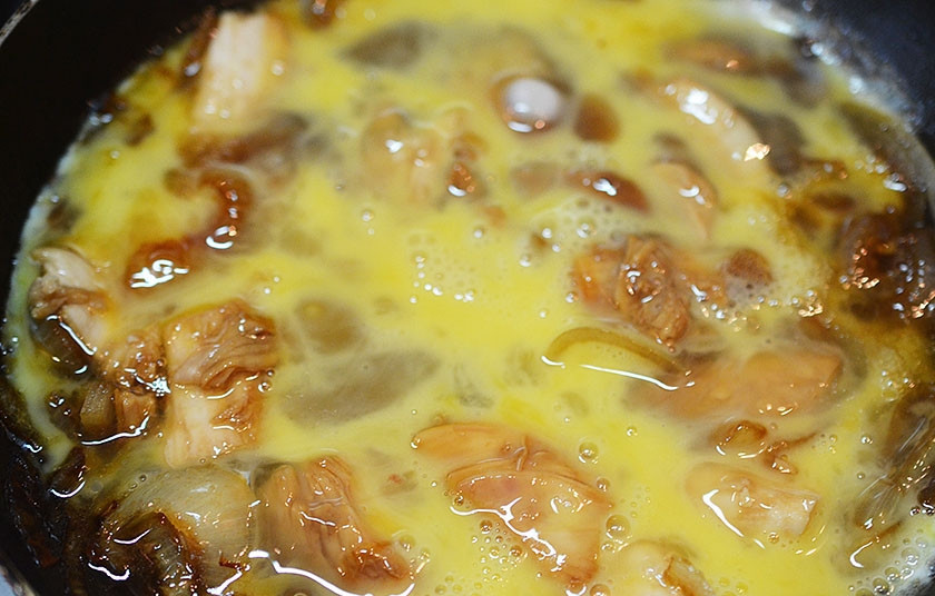 1. Этап. Оякодон (японский омлет): 6. Яичную смесь вылейте в сковороду и жарьте до полной готовности.