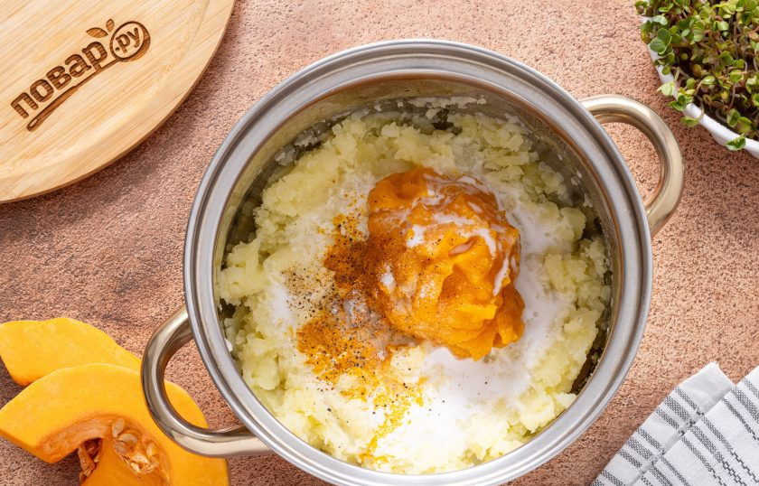 1. Этап. Пюре из тыквы и картофеля на кокосовых сливках: Добавьте пюре из тыквы к картофелю, влейте кокосовые сливки. Посолите и поперчите по вкусу, приправьте карри.